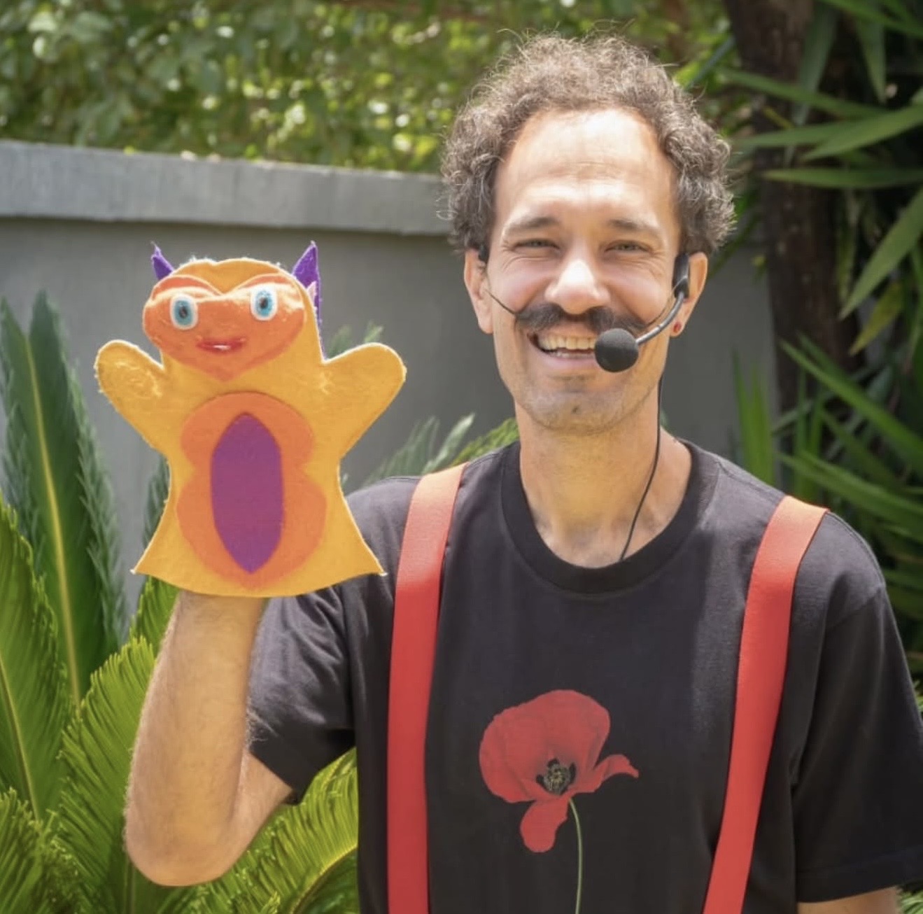 Edu Pio, artista criador do Super Pamp, segurando um fantoche