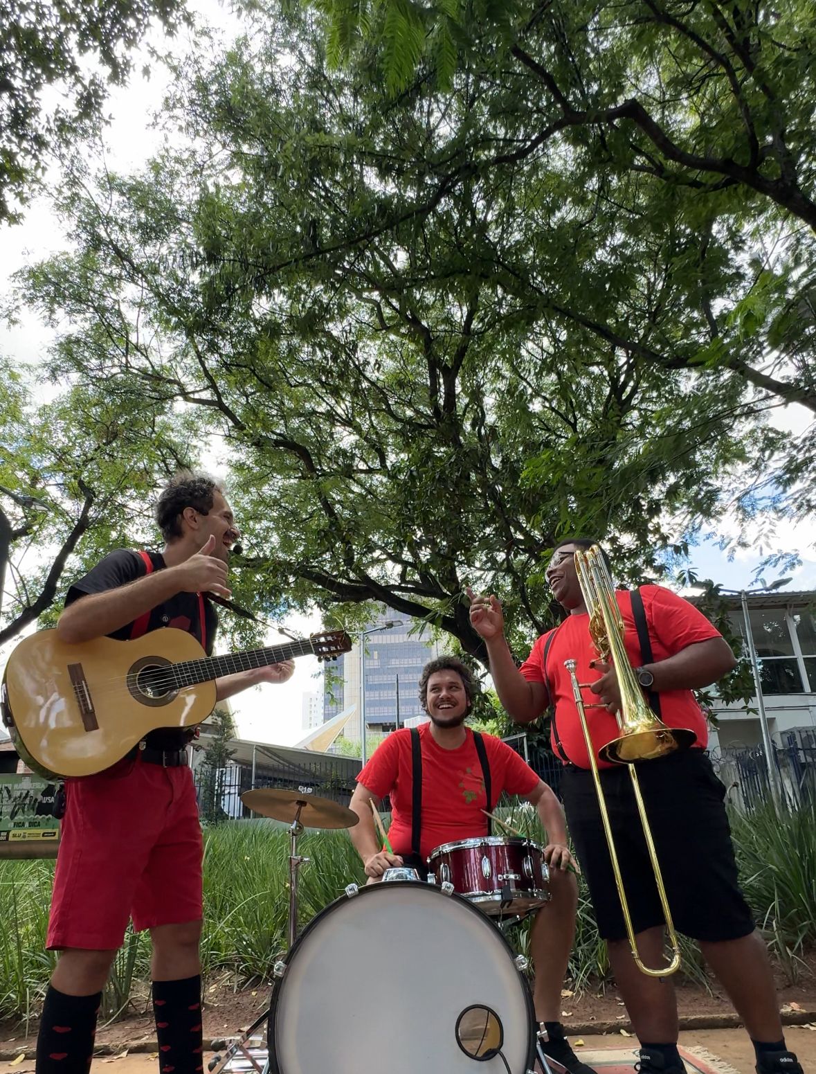 Edu Pio e trio musical do Super Pamp com violão, bateria e trombone
