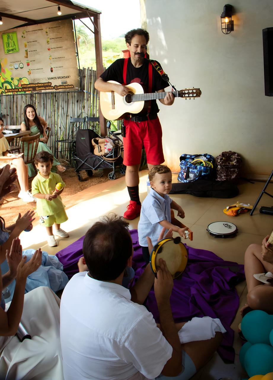 Show infantil para festa de aniversário em Belo Horizonte: Edu Pio com violão e crianças