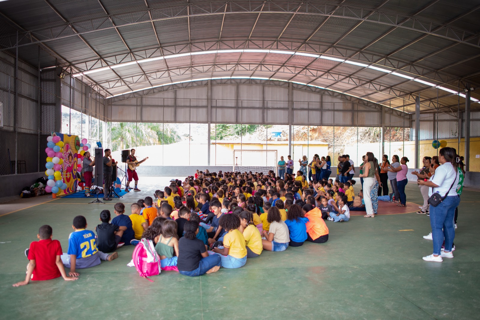 Show infantil Super Pamp em ginásio com grande plateia em BH