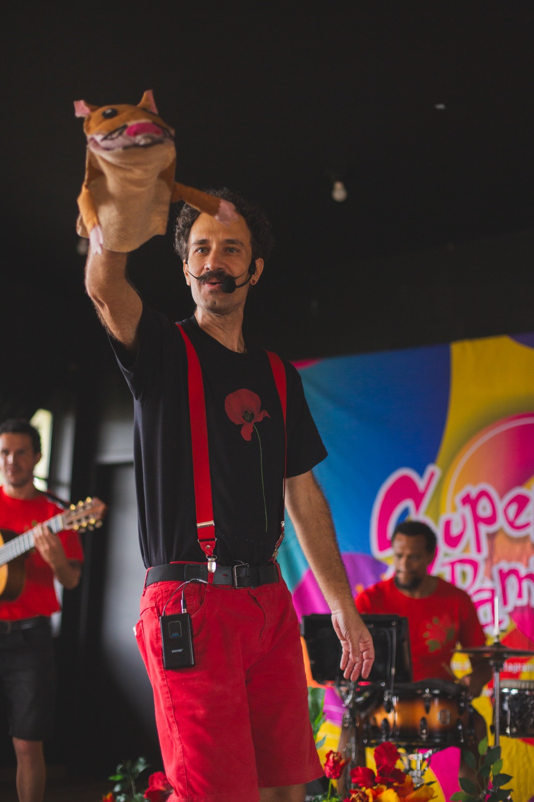 Edu Pio, criador do Super Pamp, segurando fantoche de gato em show infantil exclusivo