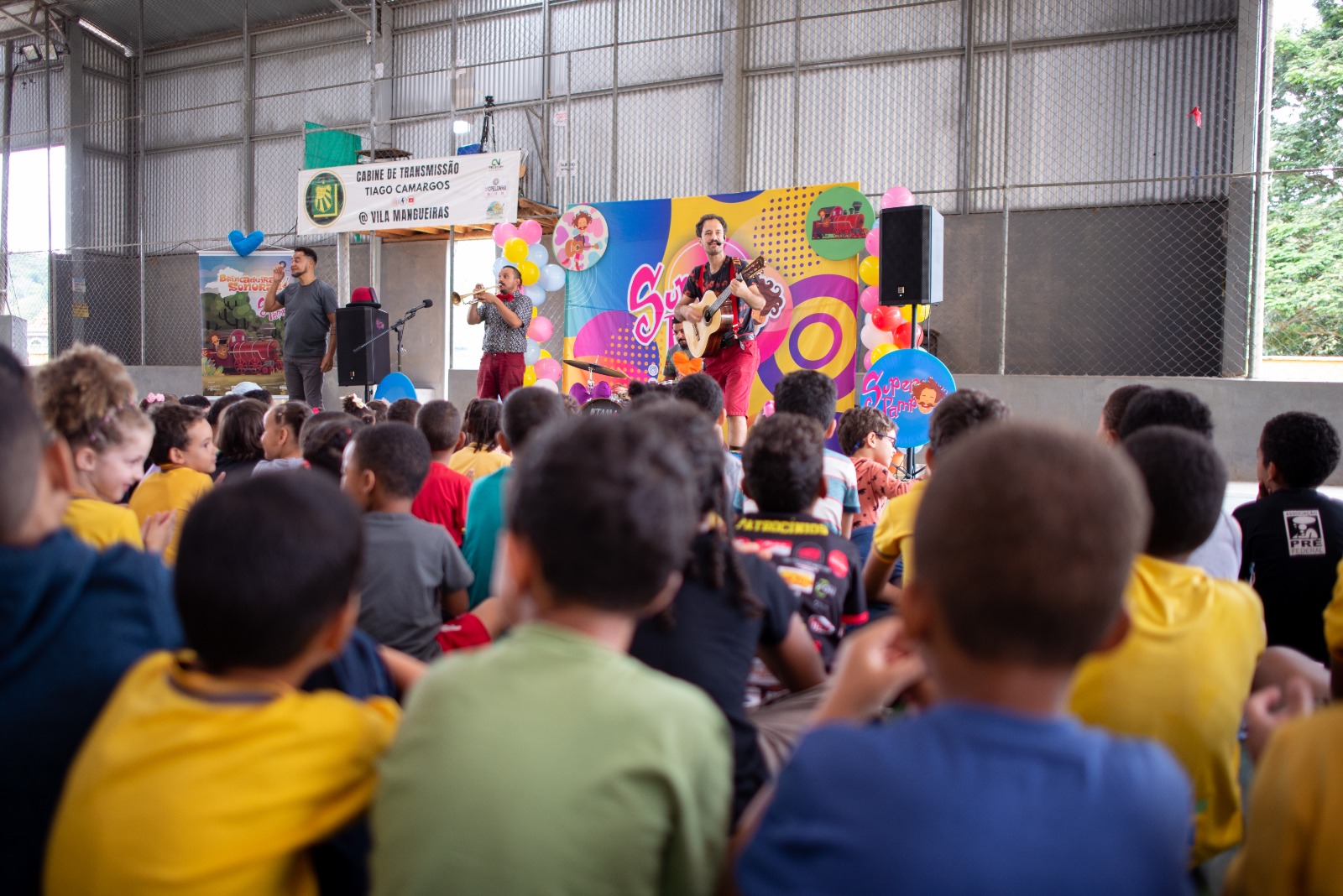 Espetáculo infantil para escola em Belo Horizonte: plateia de crianças assistindo ao show